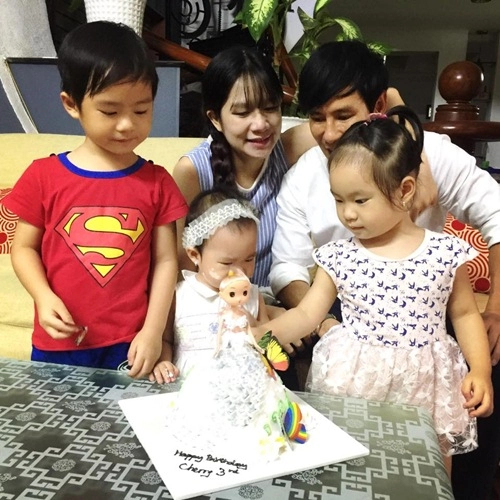 Con gái lý hải - minh hà cười khoái chí đón tuổi lên 3