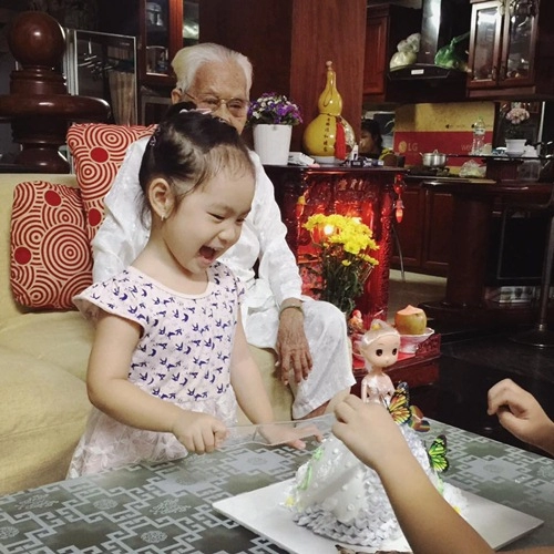 Con gái lý hải - minh hà cười khoái chí đón tuổi lên 3