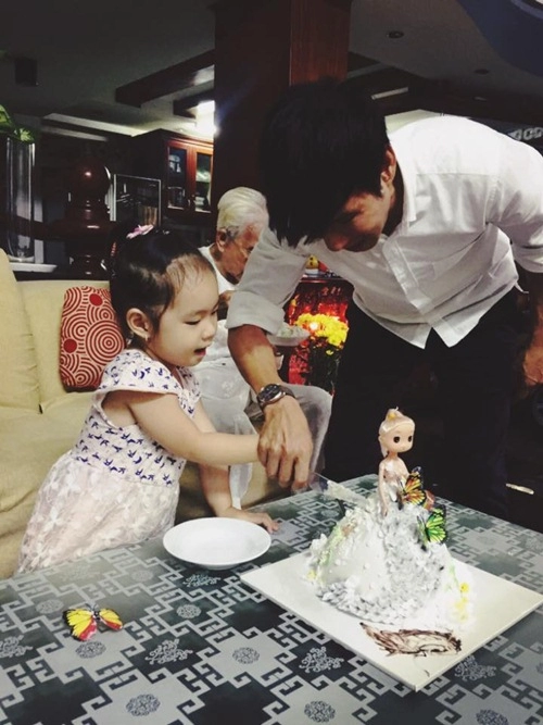 Con gái lý hải - minh hà cười khoái chí đón tuổi lên 3
