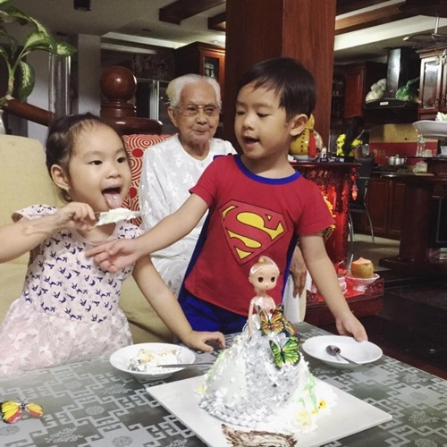 Con gái lý hải - minh hà cười khoái chí đón tuổi lên 3