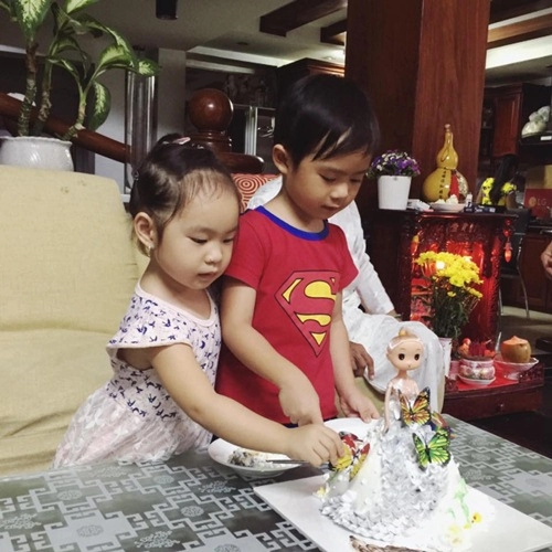 Con gái lý hải - minh hà cười khoái chí đón tuổi lên 3