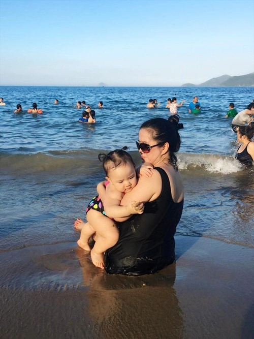 Con gái trang nhung hào hứng khi tắm biển cùng bà nội