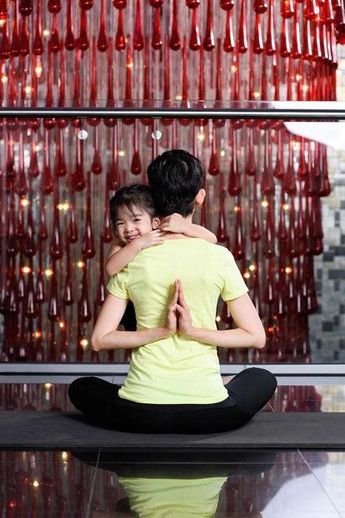 Con gái xuân lan cực đáng yêu khi tập yoga cùng mẹ