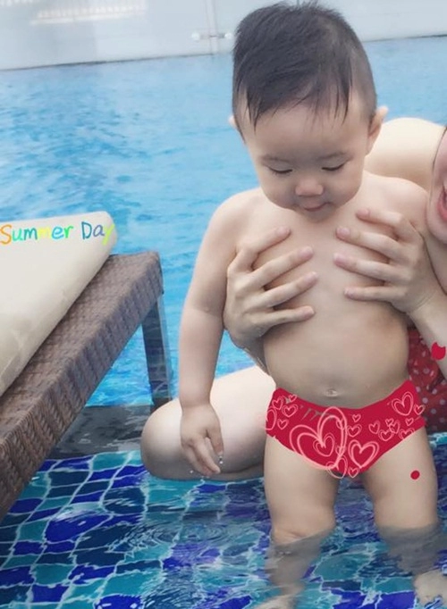 Con trai vy oanh thích thú khi được mẹ cho đi bơi