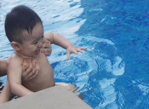 Con trai vy oanh thích thú khi được mẹ cho đi bơi