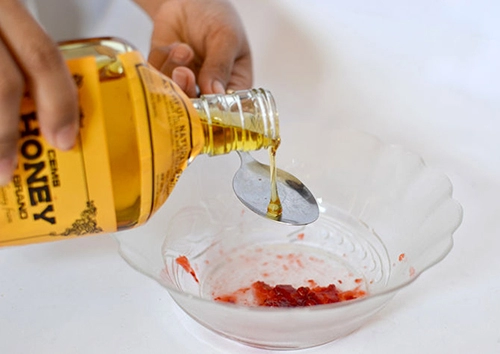 Da sạch mịn với mặt nạ dâu tây