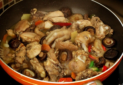 Đậm đà thịt gà om nấm hương khô