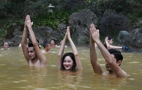Dàn mỹ nhân diện bikini tập yoga dưới nước lạnh giữa trời đông