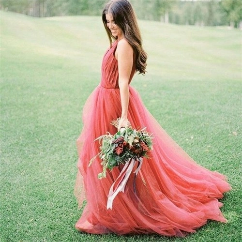 Đâu nhất thiết phải mặc váy cưới truyền thống thì cô dâu mới đẹp xinh