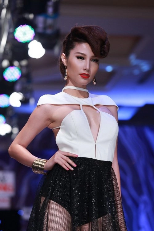 Diễm my 9x khoe 2 vòng táo bạo trên sàn catwalk