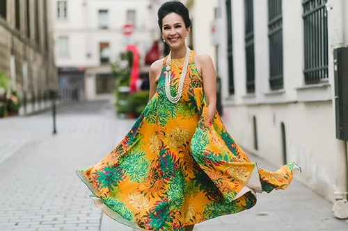 Diễm my hồi xuân trong váy đầm hoa cúc trên phố paris