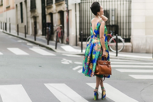 Diễm my hồi xuân trong váy đầm hoa cúc trên phố paris