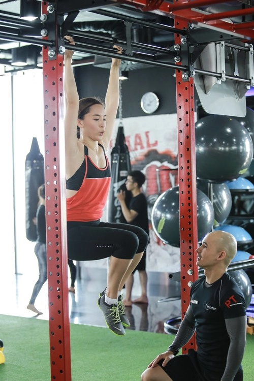 Đột nhập phòng gym xem á hậu thiên lý luyện tập