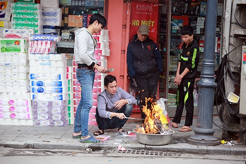 Đua nhau xả rác tro vàng mã bay tứ tung ngày tiễn ông táo