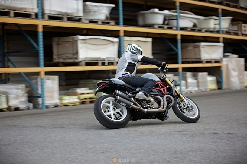 Ducati monster 1200s trắng chất qua góc ảnh chuyên nghiệp
