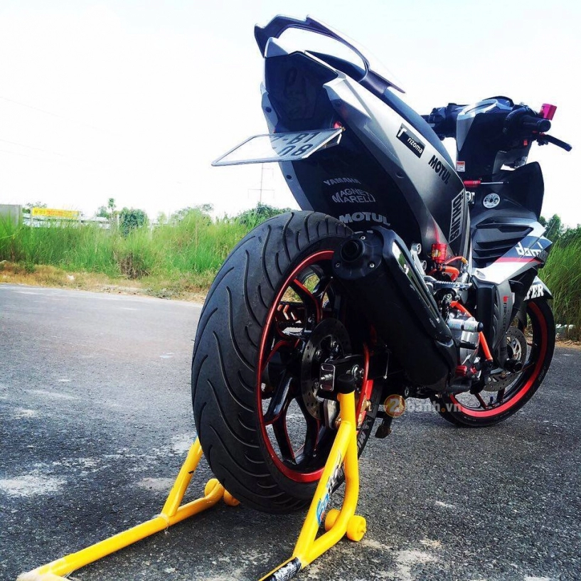 Exciter 135 chế mũ sơn tem đấu ấn tượng của biker an giang