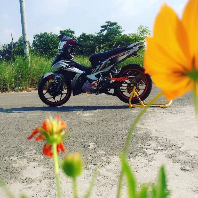 Exciter 135 chế mũ sơn tem đấu ấn tượng của biker an giang