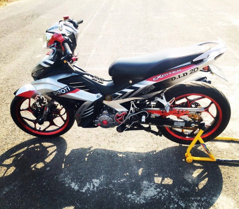 Exciter 135 chế mũ sơn tem đấu ấn tượng của biker an giang