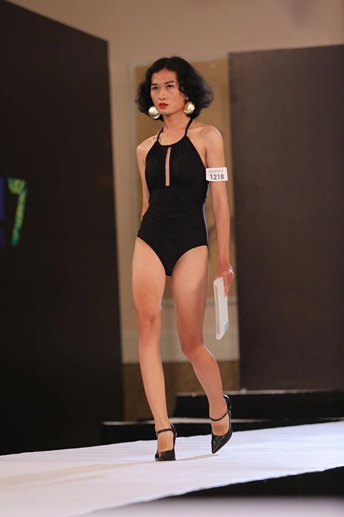 Giám khảo next top model cắt tóc cắt quần áo của thí sinh nữ
