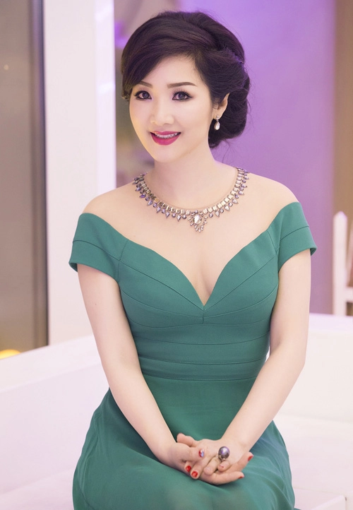 Giáng my hoa hậu chăm khoe vòng 1 nhất nhì showbiz