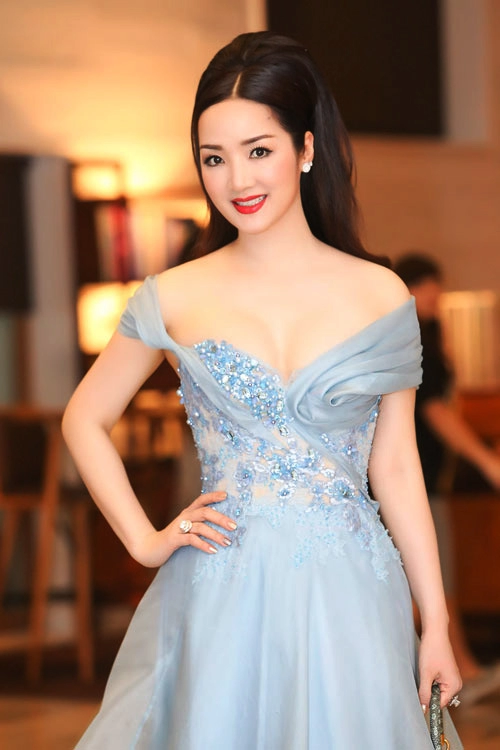 Giáng my hoa hậu chăm khoe vòng 1 nhất nhì showbiz