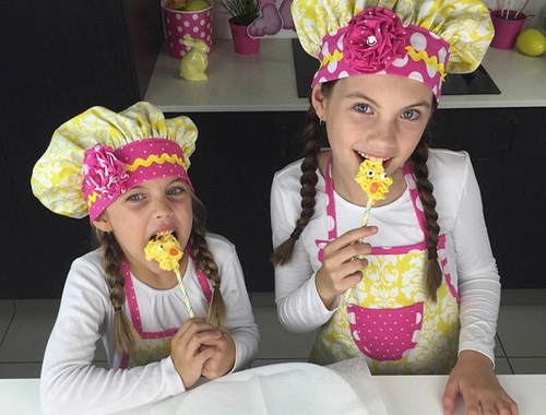 Hai chị em thành triệu phú youtube nhờ hướng dẫn làm bánh