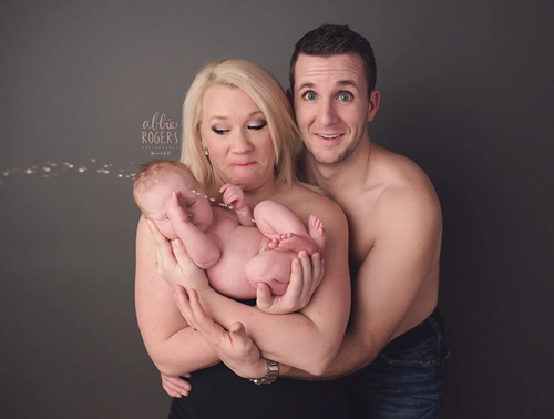 Hài hước bé sơ sinh chụp ảnh cùng bố mẹ đột ngột tè dầm