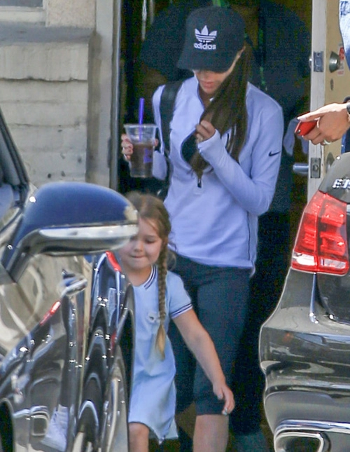 Harper beckham đáng yêu không thể tả nổi khi đi làm nail