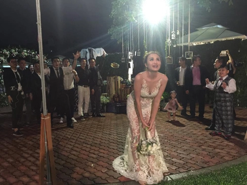 Hh diễm hương thay 3 bộ váy sexy trong đám cưới dưới mưa