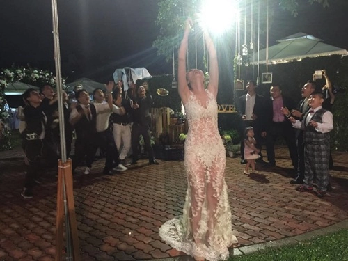 Hh diễm hương thay 3 bộ váy sexy trong đám cưới dưới mưa