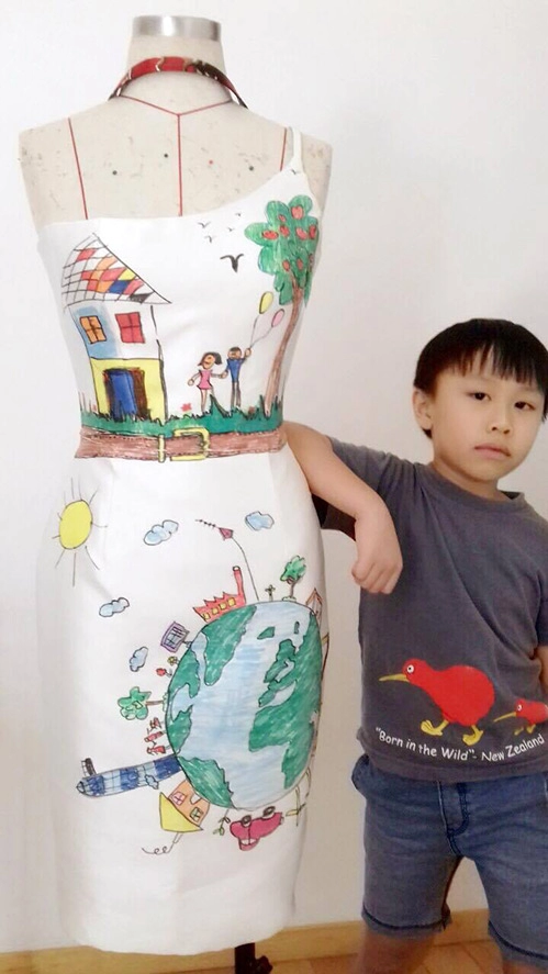 Hh giáng my mặc váy độc đáo do cậu bé 7 tuổi vẽ hình