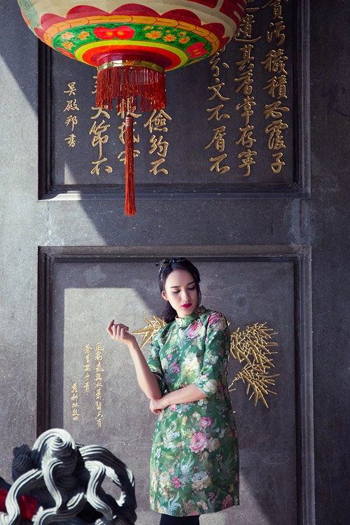 Hoa hậu ngọc diễm khoe vai thon với áo yếm cách tân