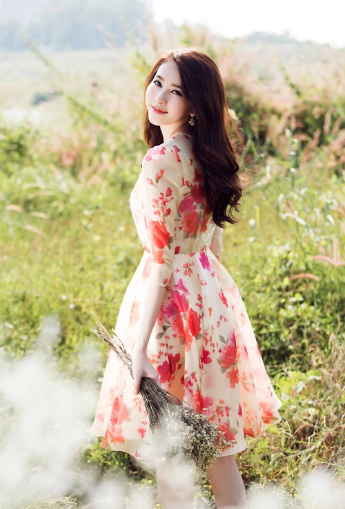 Hoa hậu thu thảo đẹp mê hồn trong thiết kế váy hoa