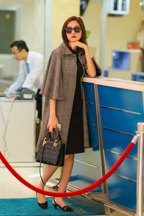 Hoa hậu thu thảo xách túi trăm triệu nổi bật ở sân bay