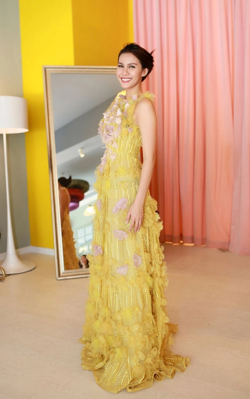 Hoa hậu trái đất 2015- angelia ong tới thăm việt nam