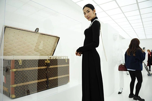 Hoàng thùy ghi điểm với áo dài tại triển lãm louis vuitton