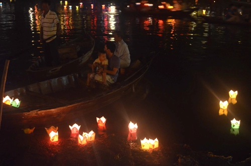 Hội an rực sáng hoa đăng sông hoài mừng lễ vu lan