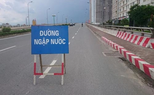 Hơn 1 ngày sau trận mưa kỷ lục hà nội vẫn ngập nặng