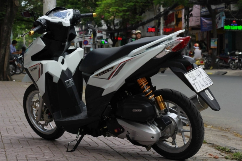 Honda click 125i độ chất gần như zin của biker việt