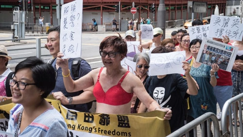 Hồng kông đàn ông mặc áo ngực phản đối cảnh sát