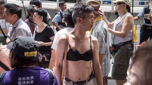 Hồng kông đàn ông mặc áo ngực phản đối cảnh sát