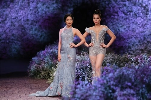 Hồng quế bế bụng bầu 5 tháng lên sàn catwalk