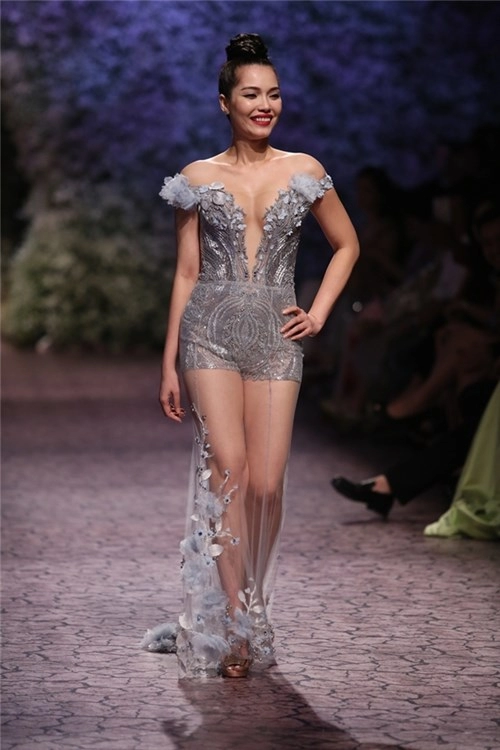 Hồng quế bế bụng bầu 5 tháng lên sàn catwalk