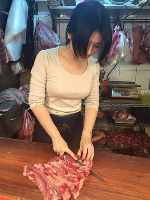 Hot girl bán thịt lợn gây sốt vì vẻ đẹp quyến rũ