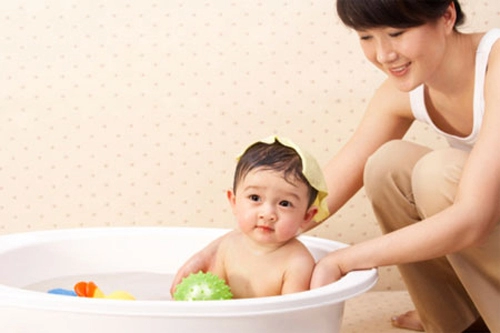 Hướng dẫn tắm trẻ sơ sinh an toàn tại nhà ngày hè