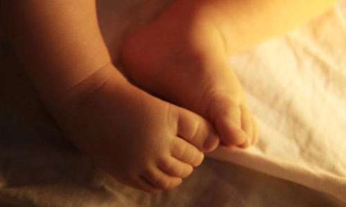 Hy hữu bé trai chào đời từ người mẹ chết não 4 tháng