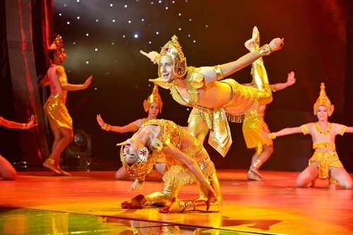 Jennifer phạm lắc hông gợi cảm khánh my lả lơi hóa thị hến