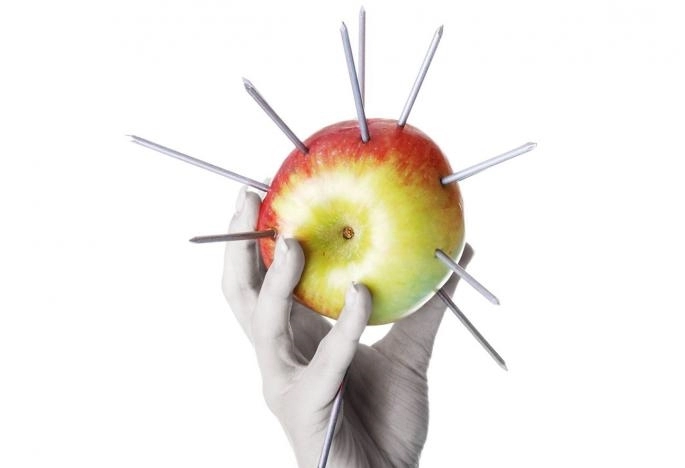 Kết quả bất ngờ khi cô gái đâm 12 cây đinh vào quả táo trước khi ăn