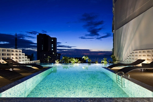 Khách sạn 12 tầng phủ xanh nổi bật với bể bơi lưng trời