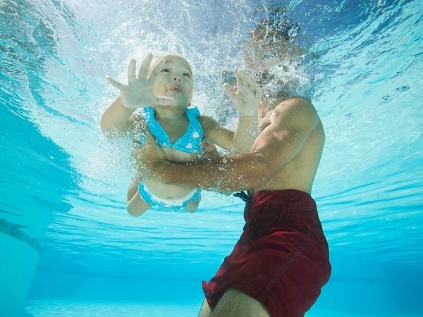 Không biết bơi bạn vẫn có thể sống sót nhờ kĩ thuật bơi tự cứu